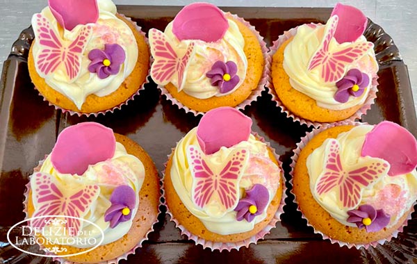Cupcake Milano: cupcake cura nei dettagli con glassa e decorazioni di farfalle e fiori