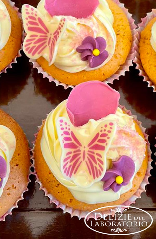 Cupcake Milano: dettaglio glassa con decorazioni sopra al cupcake