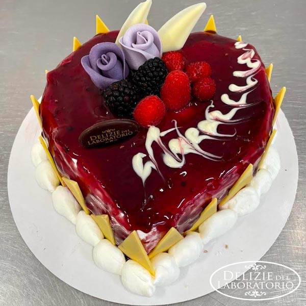 Torta a Cuore Artigianale: torta a forma di cuore con marmellata ai frutti di bosco