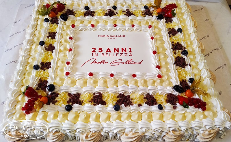 Torta festa in ufficio per lo staff di Maria Galland Milano Torta festa in ufficio per lo staff di Maria Galland Milano