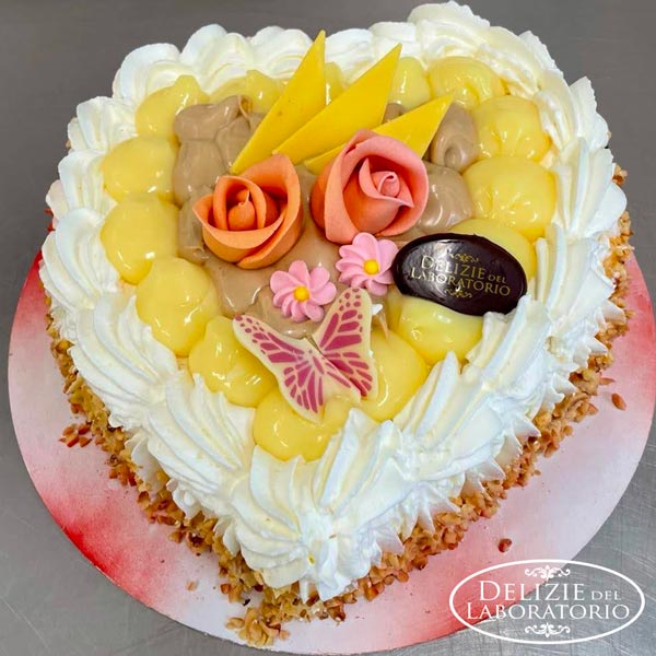 Torta a Cuore Artigianale: torta a forma di cuore con crema pasticcera