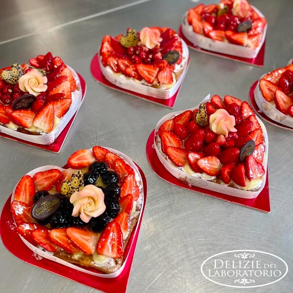 Torta a Cuore Artigianale: torta a forma di cuore con marmellata di fragola diverse opzione da scegliere