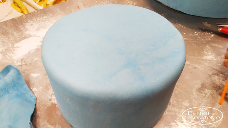 Torta In Pasta Di Zucchero Per Il Compleanno Di Una Bambina 01