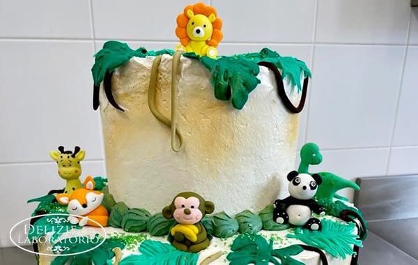 orta Personalizzata Milano: animaletti di zucchero sulla torta di compleanno di giada