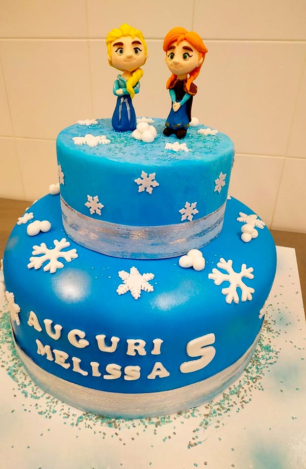 Torta Tema Frozen Milano: risultato finale con due dolci sculture sulla cima della torta