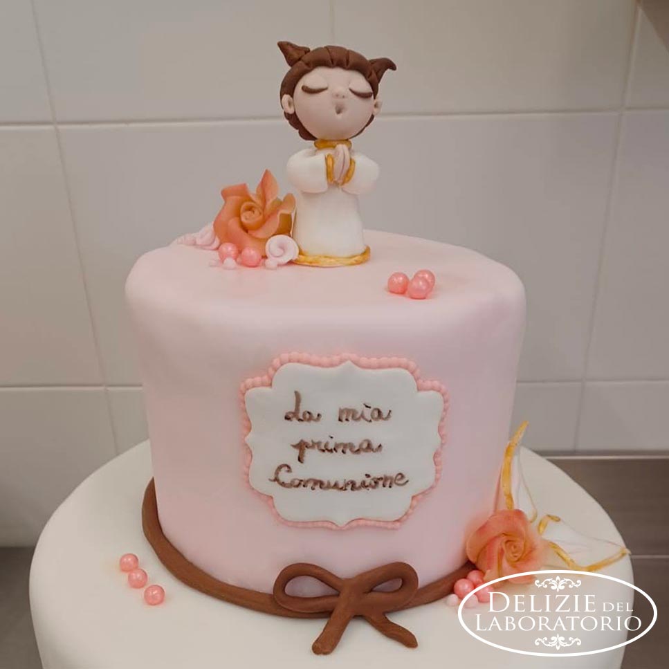 Torte per Prima Comunione Milano: dettaglio decorazione in pasta di zucchero