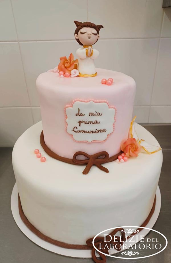 Torte per Prima Comunione Milano: Torta ricoperta di glassa per una bambina 