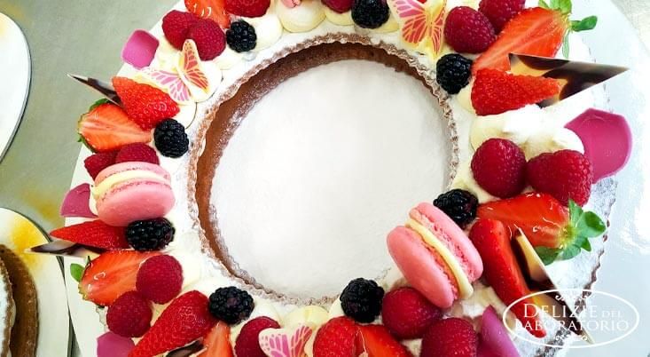 Cream Tart Milano: torta alla crema con macarones
