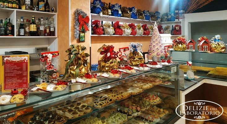 Menù natalizio asporto Milano: prodotti in mostra dentro al negozio