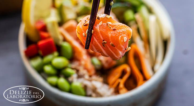 Poke Bowl Milano - Poke con Salmone in pimo piano