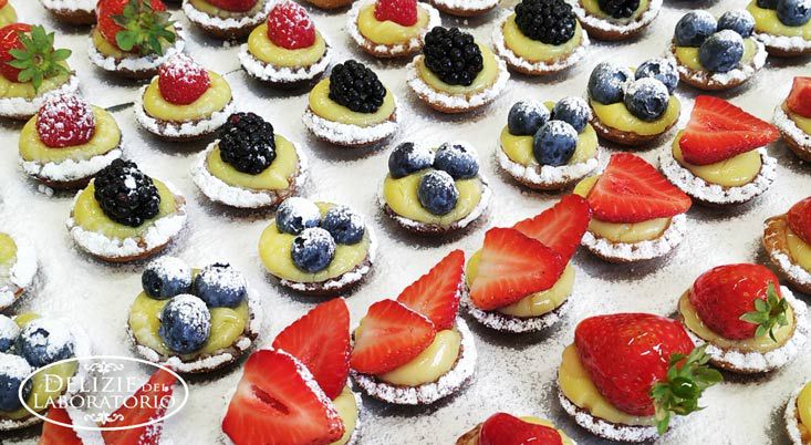 Tartellette di pasta frolla e frutta: una delizia senza età