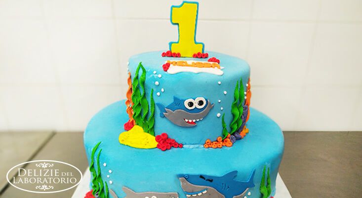 Torta in pasta di zucchero per il compleanno di una bambina