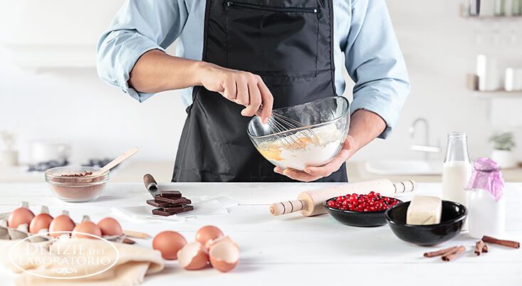 Torte Personalizzate Milano - Pasticcere che fa una torta